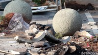 Jika sehari sebelumnya pot bunga dirusak di jalan tersebut, kali ini sejumlah batu granit yang ada di trotoar dijatuhkan ke bahu jalan.