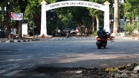 Seperti diketahui, Jalan Dago dan Jalam Trunojoyo merupakan jalur masa untuk berlari disaat terjadi kericuhan terjadi.  