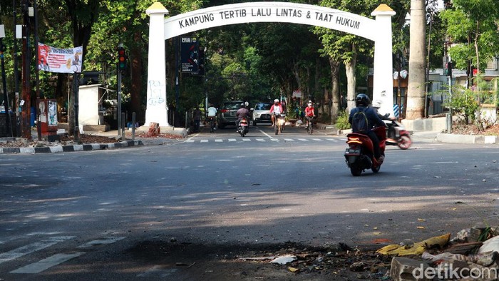 Fasilitas umum (Fasum) di sejumlah ruas jalan di Kota Bandung, Jawa Barat, kembali rusak. Fasum ini diduga dirusak oleh sekelompok orang yang menjadi peserta aksi tolak Omnibus Law Cipta Kerja di Gedung DPRD Jabar, Rabu (7/10) kemarin.
