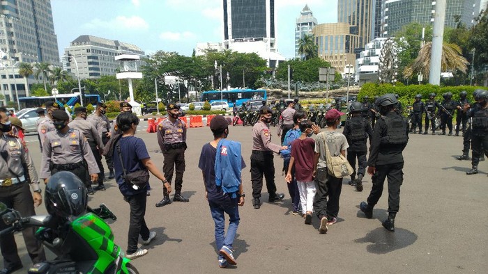 Pengamanan demo tolak UU Cipta Kerja di kawasan Patung Kuda Jakarta. 8 pemuda diamankan, masa buruh diminta bubar.