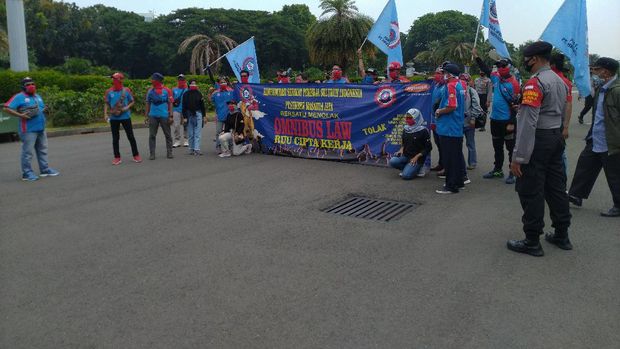 Pengamanan demo tolak UU Cipta Kerja di kawasan Patung Kuda Jakarta. 8 pemuda diamankan, masa buruh diminta bubar.