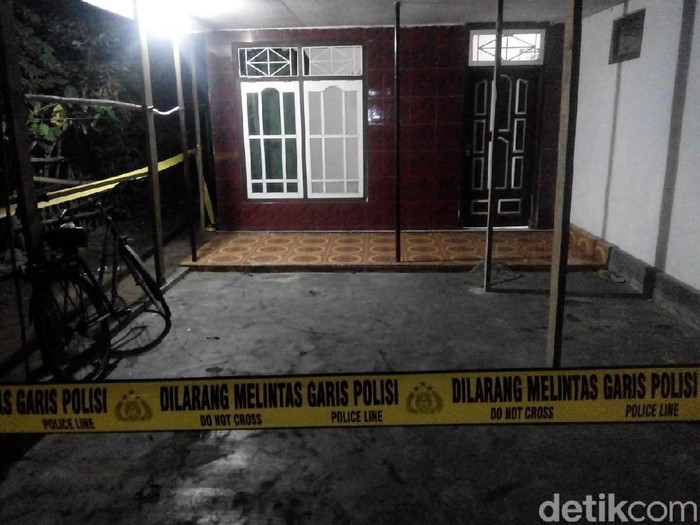 Pasangan suami istri (pasutri) di Lumajang dianiaya orang tak dikenal. Mereka dicangkul hingga luka parah.