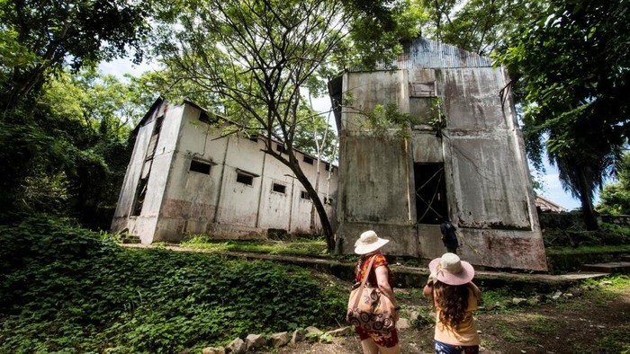 Turis mengunjungi bekas penjara di Pulau San Lucas di Provinsi Puntarenas, Kosta Rika pada 26 September 2020. (Ezequiel Becerra / AFP)