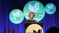 Louise Gluck menjadi pemenang Nobel Sastra perempuan ke-16 yang berhasil meraih penghargaan. Penyair asal Amerika Serikat ini dikenal lewat karya yang fokus pada aspek yang menerangi trauma, keinginan, dan alam. Foto: Getty Images