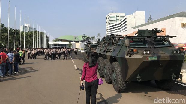 Persiapan pengamanan antisipasi demo di depan Gedung DPR.