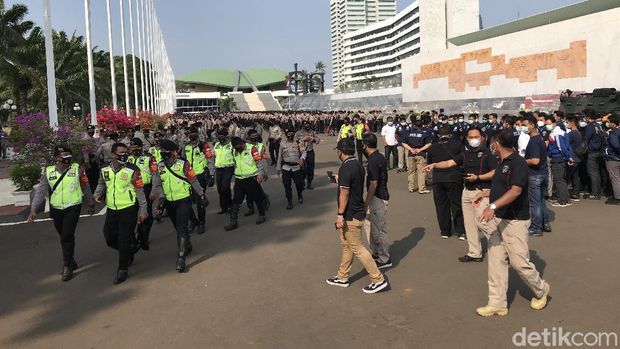 Persiapan pengamanan antisipasi demo di depan Gedung DPR.
