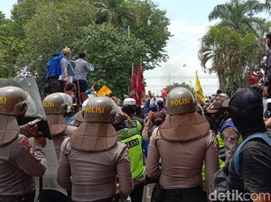 Anggota DPRD Kudus Jadi Sasaran Pelemparan Botol Pendemo UU Cipta Kerja