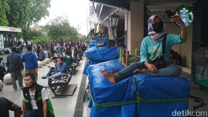 PKL Malioboro pilih tutup lapak saat demo tolak Omnibus Law di DPRD DIY ricuh, Kamis (8/10/2020).