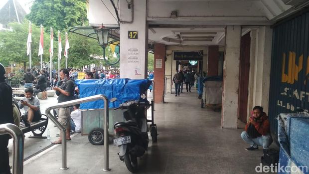 PKL Malioboro pilih tutup lapak saat demo tolak Omnibus Law di DPRD DIY ricuh, Kamis (8/10/2020).