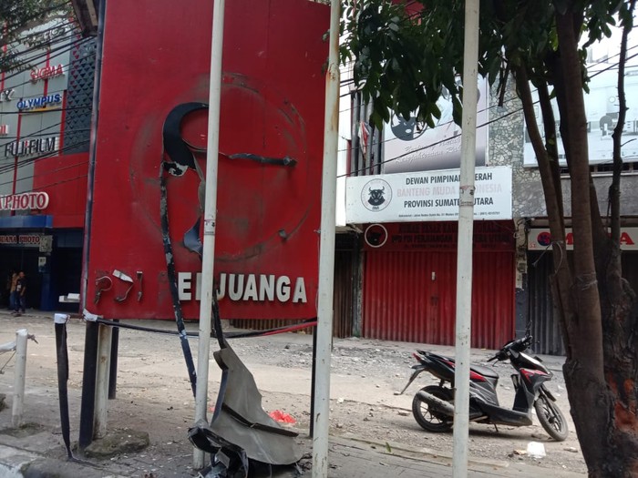 Plang PDIP di depan kantor BMI Sumut dirusak (Ahmad Arfah-detikcom)