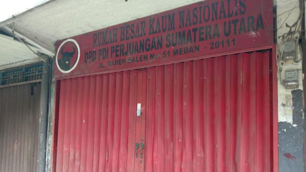 Plang PDIP di depan kantor BMI Sumut dirusak (Ahmad Arfah-detikcom)