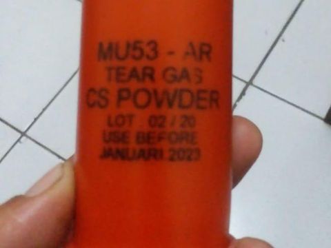Polda DIY membantah pakai gas air mata kedaluwars. Polda DIY menunjukkan foto gas air mata yang digunakan saat mengamankan demo tolak Omnibus Law di Malioboro, Kamis (8/10/2020).