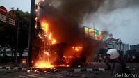 Yusri mengatakan mereka merusak beberapa fasilitas umum serta pos polisi.