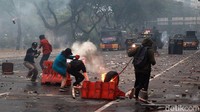Selain itu, enam orang anggota polisi menjadi korban luka.