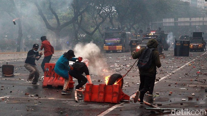 Polisi menyebut aksi demo tolak omnibus law UU Cipta Kerja di sejumlah titik di Jakarta disusupi perusuh. Hampir seribu orang berhasil diamankan.