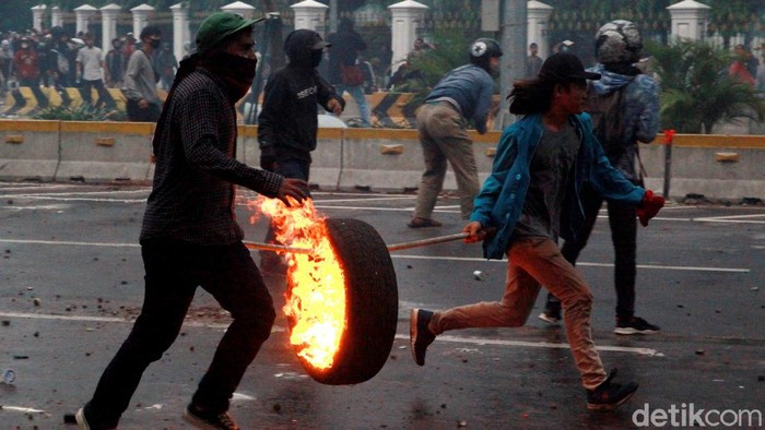 Polda Metro Amankan Seribuan Perusuh Demo Polisi menyebut aksi demo tolak omnibus law UU Cipta Kerja di sejumlah titik di Jakarta disusupi perusuh. Hampir seribu orang berhasil diamankan.
