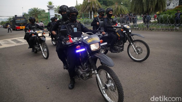 Polisi mengamankan puluhan remaja di kawasan sekitar Istana Negara, Jakarta Pusat.