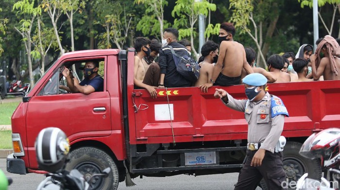 Polisi mengamankan puluhan remaja di kawasan sekitar Istana Negara, Jakarta Pusat.