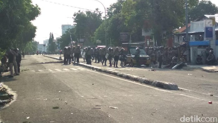 Polisi Berjaga di Cirebon