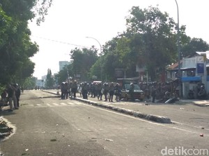 Demonstran Balik Kanan, Polisi Masih Bersiaga di Jalan Kartini Cirebon