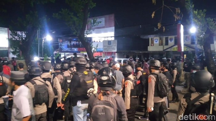 Polisi BKO Polres Gowa berjaga di Polsek Rappocini Makassar usai diserang massa
