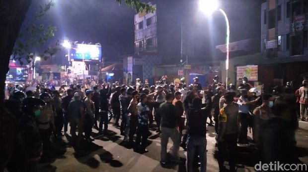 Polisi BKO Polres Gowa berjaga di Polsek Rappocini Makassar usai diserang massa