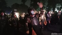Karena telah melebihi batas waktu, ratusan mahasiswa itu diimbau oleh pihak kepolisian agar membubarkan diri.