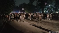 Tidak hanya itu, Tim Huru Hara pun ikut diterjunkan dan menembakan sejumlah tembakan gas air mata.