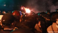 Setelah dilakukan tindakan tegas terukur, masa pun langsung membubarkan diri.