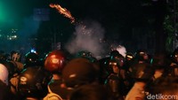 Polisi memukul mundur demonstran anarkis yang melempari petugas kepolisian yang muncul di jalan seputar Gasibu.