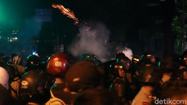 Polisi Bubarkan Massa Aksi di Depan DPRD Jabar
