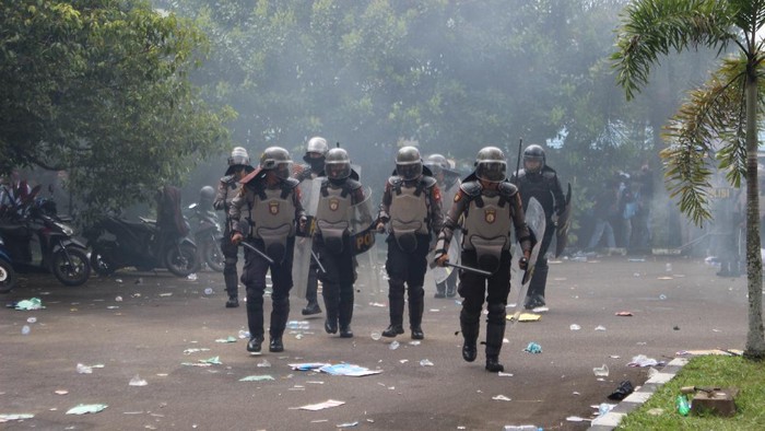 Aksi unjuk rasa menolak Undang-undang Cipta Kerja (UU Ciptaker) di Gedung DPRD Kalimantan Barat (Kalbar), Pontianak, Kalbar berakhir bentrokan pedemo dengan aparat kepolisian.