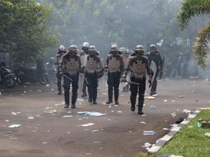 Demo Tolak UU Ciptaker di Kalbar, Polisi Bubarkan Massa dengan Gas Air Mata