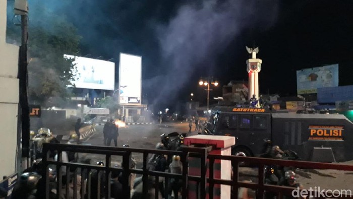 Polisi bubarkan paksa massa Solo Raya Menggugat, Kamis (8/10/2020).