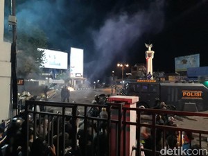 Negosiasi Alot, Polisi Bubarkan Paksa Massa Solo Raya Menggugat