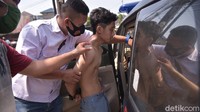 TNI-Polri melakukan razia penyekatan di perbatasan masuk ke Jakarta yang saat ini masih diberlakukan PSBB ketat.