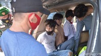  Polisi dan TNI merazia pelajar di perbatasan Jakarta dan Ciputat, di Pasar Jumat, Kamis (8/10/2020). Diduga para pelajar ini hendak berunjuk rasa di Jakarta.