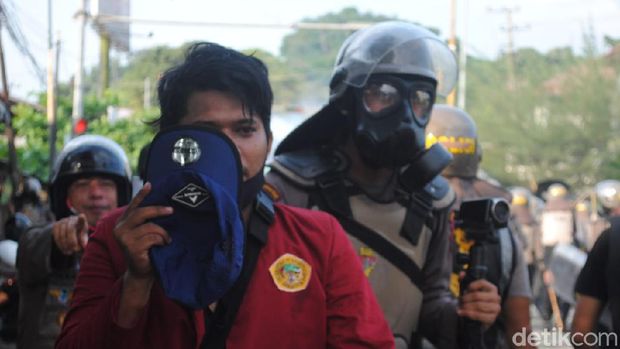 Polisi membubarkan massa penolak Omnibus Law Ciptaker di DPRD Kaltim (Suriyatman/detikcom)
