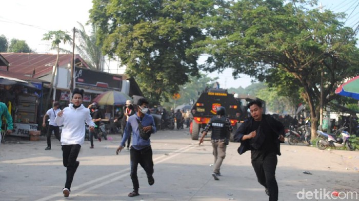 Polisi membubarkan massa penolak Omnibus Law Ciptaker di DPRD Kaltim (Suriyatman/detikcom)