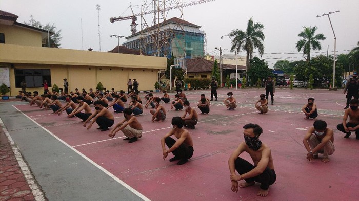 Polisi mengamankan 59 orang anggota geng motor hingga pelajar saat hendak ikut aksi unjuk rasa bersama buruh dan mahasiswa di Cilegon (Dok. Istimewa).