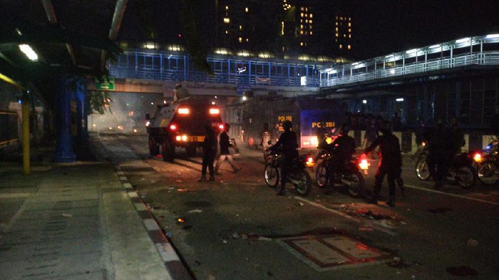Polisi mengerahkan kendaraan taktis barracuda dan watercannon untuk memukul mundur massa penolak UU Cipta Kerja.