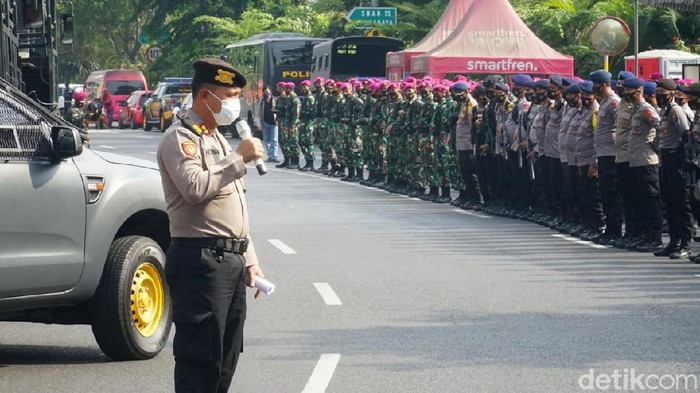 polisi polrestabes surabaya siagakan personel antisipasi demo