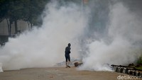 Gas air mata pun terdengar ditembakkan ke arah massa. Water cannon juga dikerahkan untuk memukul mundur massa yang melempari batu di samping Gedung Bank Indonesia dan Gedung Kementerian Agama (Kemenag).