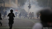 Massa di Patung Kuda Arjuna Wijaya, Jalan Medan Merdeka Barat, Jakarta Pusat terus dipukul mundur. Massa pun berhamburan ke dua arah.