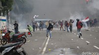 Sebelum mundur ke dua arah tersebut massa sempat merangsek ke Gedung Kementerian ESDM. Massa tampak melempari batu ke arah gedung hingga kaca-kaca gedung pecah.