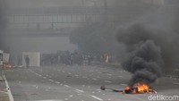 Massa demo pertama mundur ke Jalan MH Thamrin. Sementara, massa lainnya mundur ke Jalan Budi Kemuliaan, Jakarta Pusat.