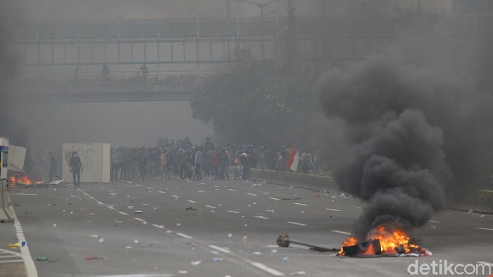 Polisi terus memukul mundur massa demo tolak omnibus law UU Cipta Kerja yang berunjuk rasa di kawasan Patung Kuda Arjuna Wijaya, Jakarta Pusat.