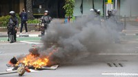Massa juga membakar samaph ditengah Jalan Thamrin.