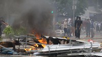Polisi terus memukul mundur massa demo tolak omnibus law UU Cipta Kerja yang berunjuk rasa di kawasan Patung Kuda Arjuna Wijaya, Jakarta Pusat. Massa dipukul mundur ke arah Jalan Budi Kemuliaan dan Jalan MH Thamrin.
