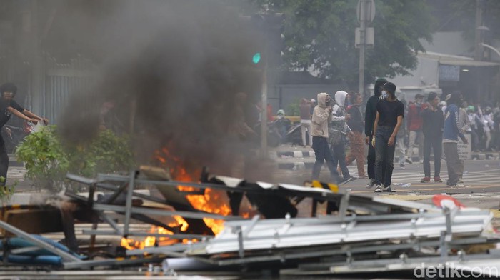 Polisi terus memukul mundur massa demo tolak omnibus law UU Cipta Kerja yang berunjuk rasa di kawasan Patung Kuda Arjuna Wijaya, Jakarta Pusat.